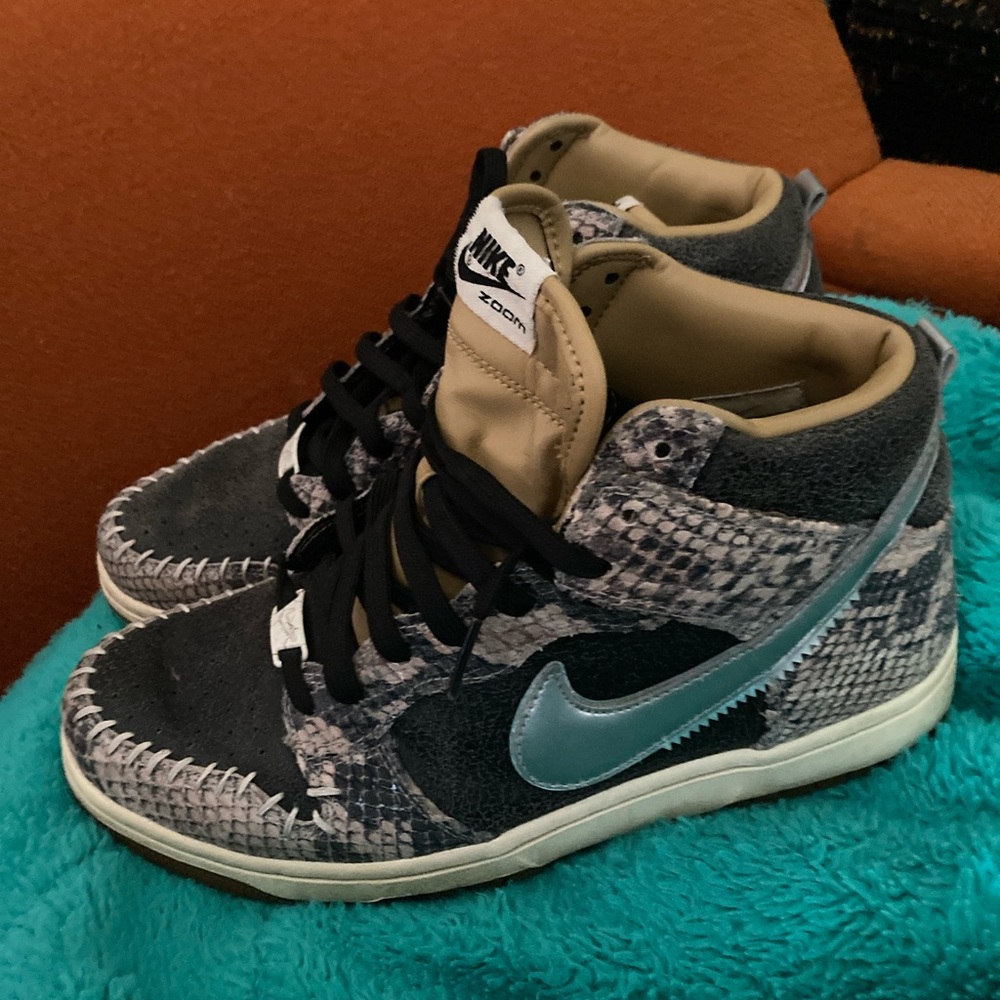 Gently worn mens sz 8 Nike Dunk High “Snakeskin” in like new condition. Nice!
